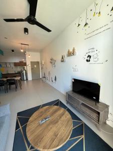 Μια τηλεόραση ή/και κέντρο ψυχαγωγίας στο AYAAN Tulip Golden Hills Home Near Night Market Free Parking