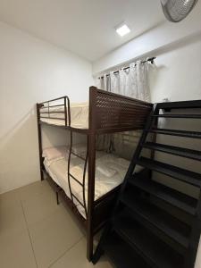 Ένα ή περισσότερα κρεβάτια σε δωμάτιο στο AYAAN Tulip Golden Hills Home Near Night Market Free Parking