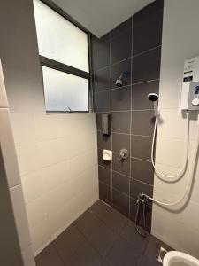 Ένα μπάνιο στο AYAAN Tulip Golden Hills Home Near Night Market Free Parking +18 φωτογραφίες