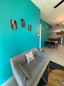 Χώρος καθιστικού στο AYAAN Tulip Golden Hills Home Near Night Market Free Parking