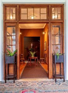 un salon avec une table et deux plantes en pot dans l'établissement Craigbank Nuwaraeliya, à Nuwara Eliya