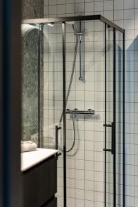 ein Badezimmer mit Dusche und Waschbecken in der Unterkunft SVENCELE DUNES Marių g 31-1 in Svenele