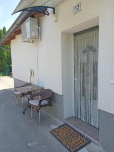 una mesa y sillas sentadas fuera de un edificio en Pri tetki, en Kranj