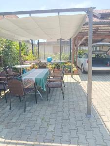 un patio con mesa y sillas bajo un dosel en Pri tetki, en Kranj 1 foto más