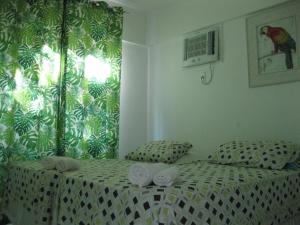 1 dormitorio con 1 cama con toallas en Porto Real Suites, en Mangaratiba