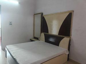 Postel nebo postele na pokoji v ubytování Hotel O Lord Krishna