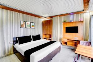 Televisyen dan/atau pusat hiburan di SPOT ON Hotel Doon Lotus | Iconic Rooftop Cafe | Party Hall