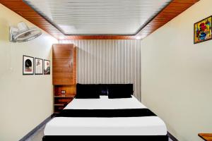 Katil atau katil-katil dalam bilik di SPOT ON Hotel Doon Lotus | Iconic Rooftop Cafe | Party Hall +21 gambar