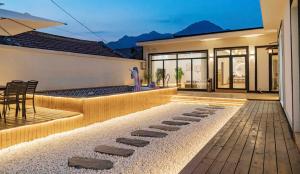 ZhangshanyingBeijing Meet the Mountain Boutique Guesthouse的夜晚带泳池的别墅