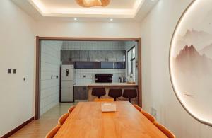 Beijing Meet the Mountain Boutique Guesthouse的厨房或小厨房