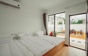 ZhangshanyingBeijing Meet the Mountain Boutique Guesthouse的配有大窗户的客房内的白色床 更多16张照片