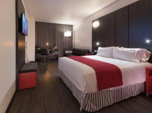 Postel nebo postele na pokoji v ubytování Ramada Encore by Wyndham Guadalajara Sur