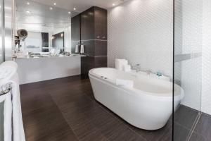 Koupelna v ubytování Ramada Encore by Wyndham Guadalajara Sur