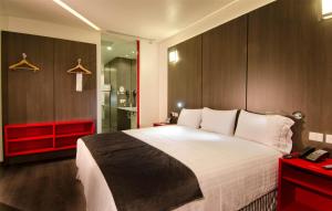 Postel nebo postele na pokoji v ubytování Ramada Encore by Wyndham Guadalajara Sur