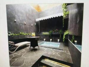 a living room with a pool and a table and a table sidx sidx at Qingdao Hengbo Hotel in Qingdao