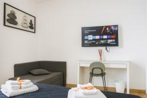 斯培西亚Jasmine Station - CINQUE TERRE的一间有床、书桌和电视的房间