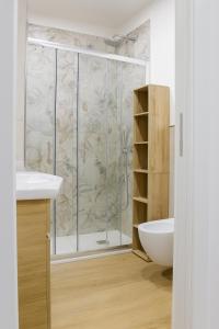 斯培西亚Jasmine Station - CINQUE TERRE的带淋浴和白色盥洗盆的浴室