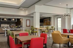 Ресторан / где поесть в Hilton Garden Inn Cleveland Airport