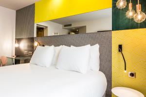 Postel nebo postele na pokoji v ubytování Hotel Duette Paris