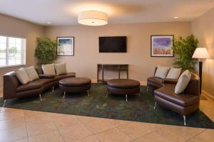 Khu vực ghế ngồi tại Candlewood Suites Bloomington-Normal By IHG