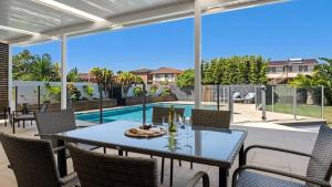 un patio avec une table et des chaises et une piscine dans l'établissement Sea Spray- Private Pool, Beach, Table Tennis, à Entrance
