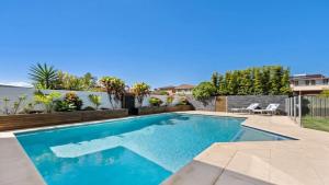 une piscine dans l'arrière-cour d'une maison dans l'établissement Sea Spray- Private Pool, Beach, Table Tennis, à Entrance