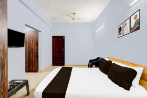 Postel nebo postele na pokoji v ubytování Super Hotel O Kanathur ECR