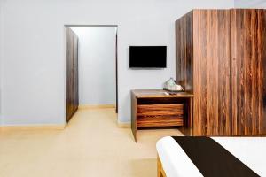 TV a/nebo společenská místnost v ubytování Super Hotel O Kanathur ECR