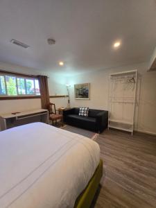 Rustic Guest Suite客房内的一张或多张床位