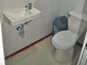 Koupelna v ubytování Mayon Backpackers Hostel + 96 fotografií