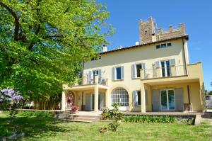 uma casa velha com uma torre em cima em Casale Del Gelso em Genzano di Roma