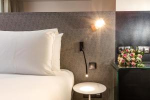 Postel nebo postele na pokoji v ubytování Hotel Duette Paris