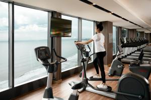 The fitness centre and/or fitness facilities at Four Points by Sheraton Danang