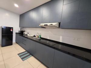 Cucina o angolo cottura di Reizz Residence By Nexus Suites