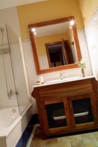 a bathroom with a sink and a mirror at Casa Rural Alcancia in Consuegra