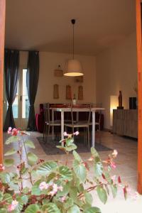 a living room with a table and a dining room at Casa P&G in Niscemi