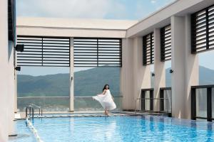 The swimming pool at or close to Four Points by Sheraton Danang