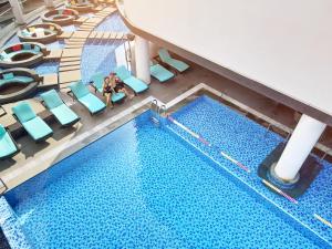 The swimming pool at or close to Four Points by Sheraton Danang