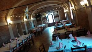 - une salle à manger avec des tables et des chaises dans l'établissement Agriturismo La Crocetta, à San Giovanni in Persiceto
