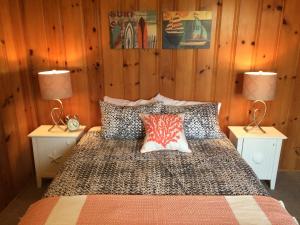 費爾莫的住宿－Surfside Inn Chatham，一间卧室配有一张带两盏灯的床。
