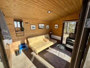 a small room with a couch in a cabin at Villa Terwaluoto in Oulu