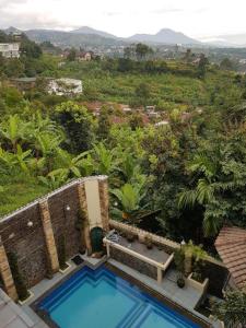 une vue aérienne d'une maison avec piscine dans l'établissement Hotel Scarlet Bukit Pakar, à Bandung