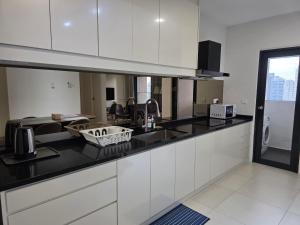 Cucina o angolo cottura di Reizz Residence By Nexus Suites