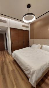 Postel nebo postele na pokoji v ubytování Luxury 1BHK with Balcony - Muscat Hills + 22 fotografií