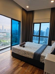 una camera con letto e vista sulla città di Reizz Residence By Nexus Suites a Kuala Lumpur Altre 37 foto