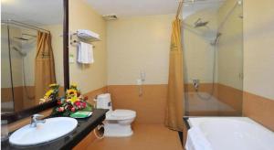 Ένα μπάνιο στο Bamboo Green Hotel