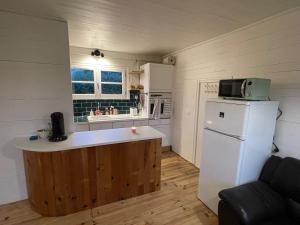 Una cocina con un refrigerador blanco y un microondas. en L'ancrage, en Sotteville-sur-Mer 11 fotos más