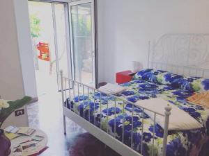 滨海波利尼亚诺B&B SanteBice的带床和窗户的卧室