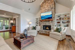 Χώρος καθιστικού στο Mountain Manor - Mountain views and luxurious comfort in Big Canoe