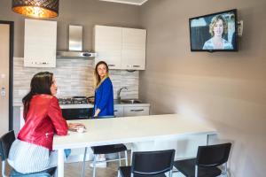 A television and/or entertainment centre at Guest House Roma Express